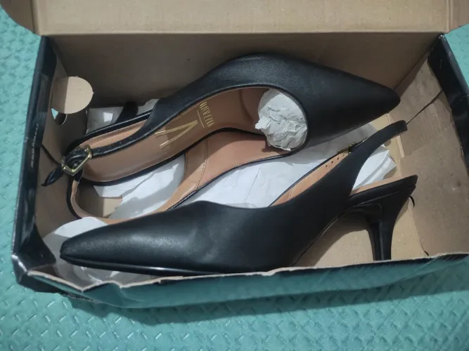 Vende-se um sapato, usado uma vez .
