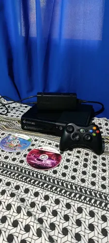 Vendo Xbox 360 super slim desbloqueado LTU com 2 jogos com o console em ótimo estado de co