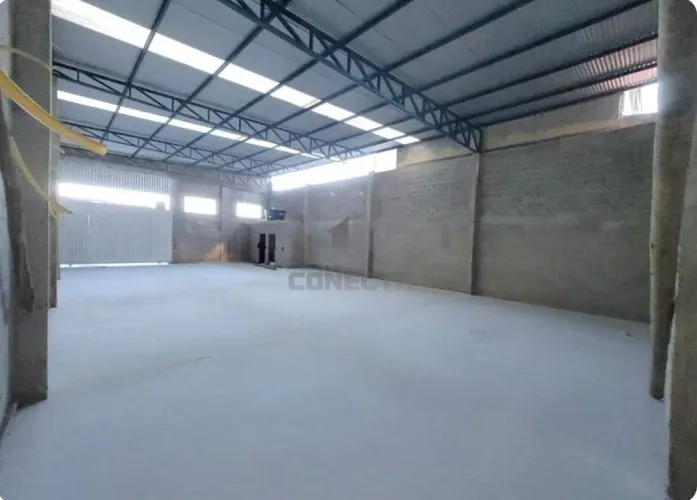 Galpão paralocação em Santa fé, Cariacica - 252m², 2 banheiros, sol da manhã.