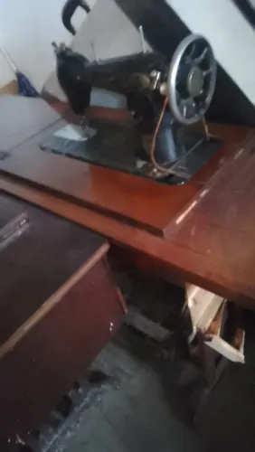 Vendo 2 máquinas de costura super antigas
