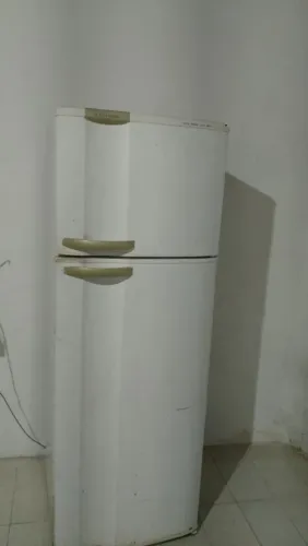 Vende se geladeira