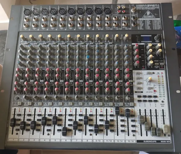 Vendo mesa de som profissional BEHRINGER XENNY 2442FX Ótimo estado