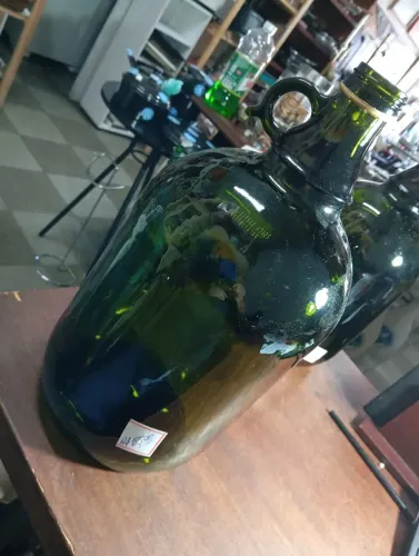 Garrafão de vinho vidro verde.