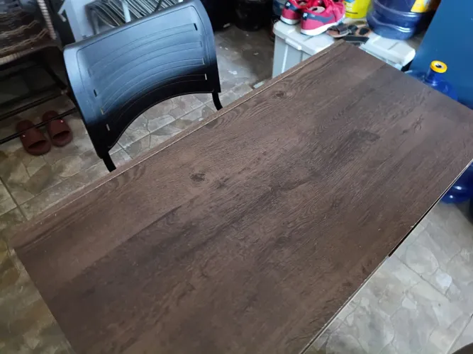 Mesa de computador com cadeira giratória 
