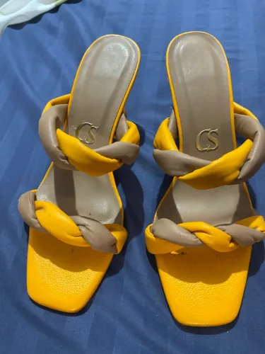 Vendo esta sandália cor mostarda muito linda