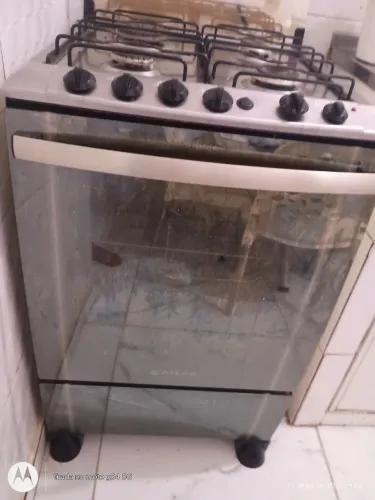 Um fogão de quatro bocas 250,00