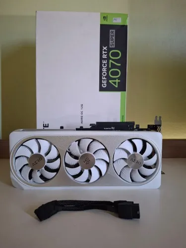 RTX 4070 Super Gigabyte Aero OC 12Gb Branco