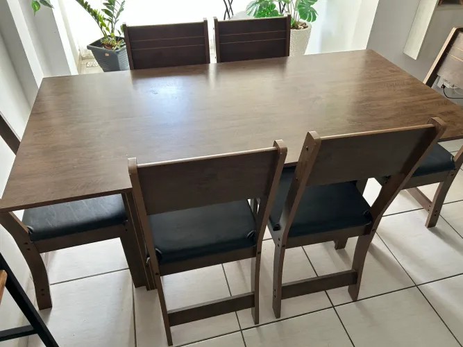 Mesa de Jantar com 6 cadeiras de Madeira - usada