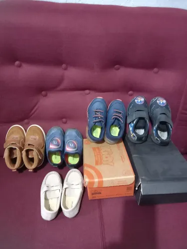 Vende-se estes pares de sapatos está roupa.por 250 rais