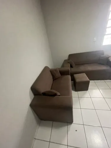 2 sofá e um puf