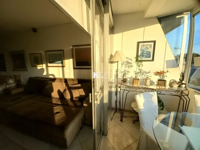 Amplo apartamento frontal com sol da tarde, situado em Florianópolis no bairro Itaguaçu!!