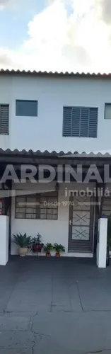 Sobrado em condomínio, com ótima localização.