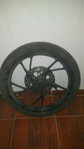 Roda 160 pe de galinha compneu pirelli