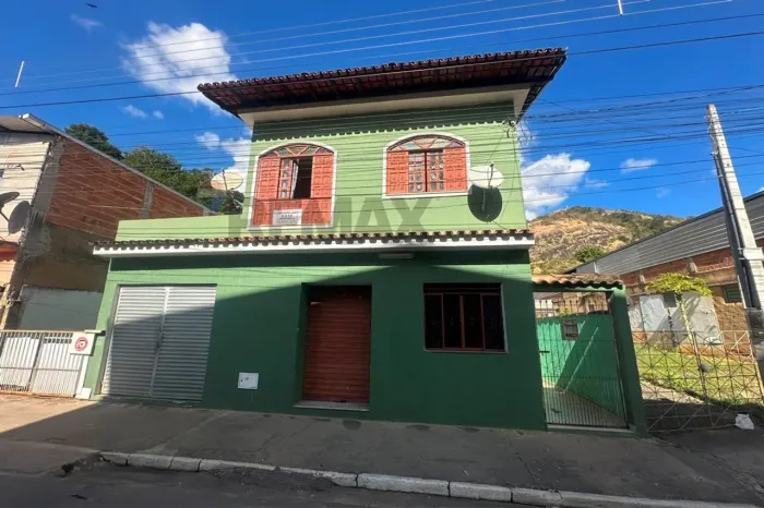 Casa com Cobertura, Kitnet e Terreno no Centro de Jerônimo Monteiro