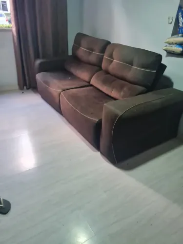 Sofá cama marrom inclinável, unico problema é que tem um furo