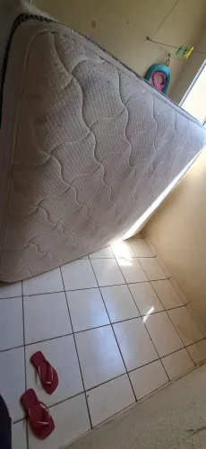 Vende-se cama queen em perfeitas condições ela é bem alta e bem confortável valor 600