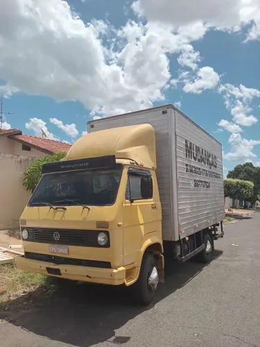 Caminhão baú a venda ideal para mudanças 