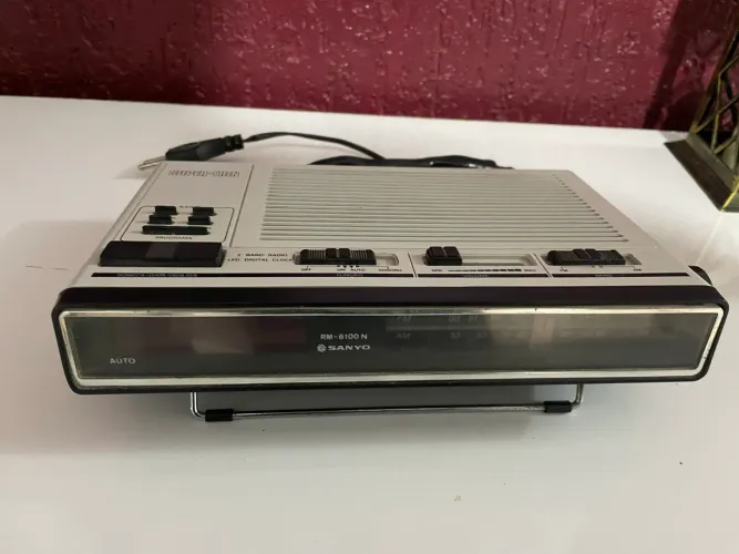 Rádio Relógio Sanyo-rm6100n