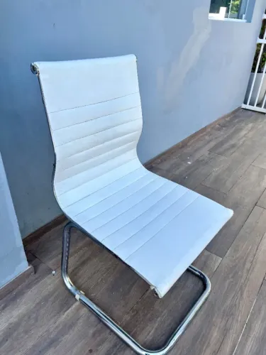 CADEIRA DE ESCRITORIO BRANCA - R$ 80