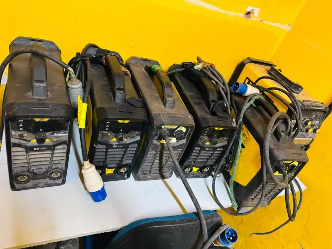 Máquina de Solda ESAB Rogue LHN ES 245i + Tocha TIG + Acessórios