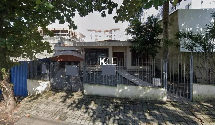 Casa à venda com 5 quartos no bairro Estreito em Florianópolis.
