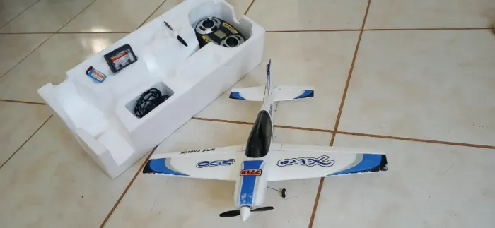 Avião aero modelo controle remoto, excelente estado de uso.