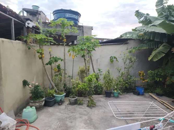 Duas lojas na frente e casa nos fundos
