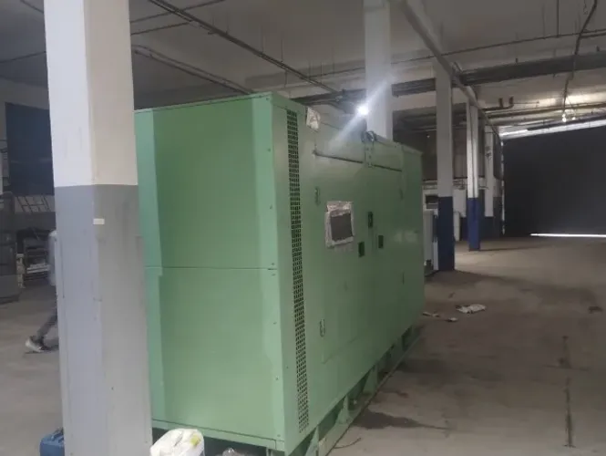 Vendo um Gerador marca Cummins 260 KVA, Modelo C200D6 Standby, semi novo