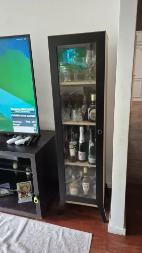 Aparador de bebidas e taças