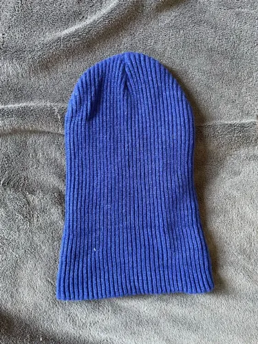 Gorro azul marinho.