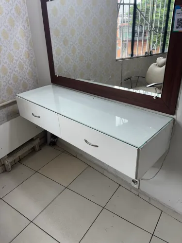 Bancada com 2 gaveta e vidro solto em cima