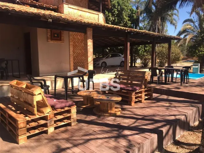 Casa em Goianira, 1.800m2 de area construida e 5.512m2 de area total, 6 quartos com 4 suit