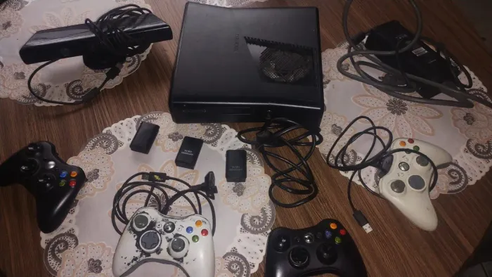 X box 360 Destravado÷ Kinect ÷ 4 controles