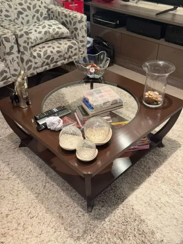 Mesa de Centro Quadrada com Detalhe em Vidro e Design Curvo - Ótimo Estado!