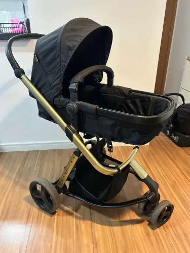 Carrinho Safety Mobi com bebê conforto e base