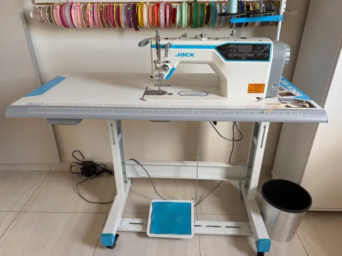 Máquina de Costura Reta Industrial Jack A4E - 220V