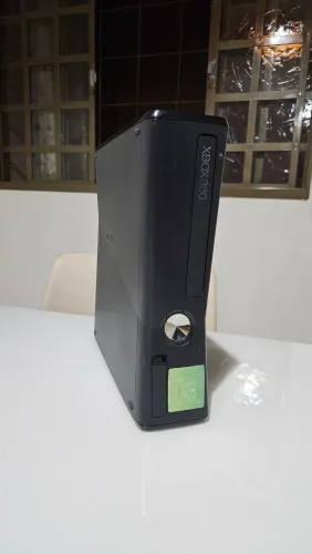 Xbox 360 super slim desbloqueado + 2 controles e jogos