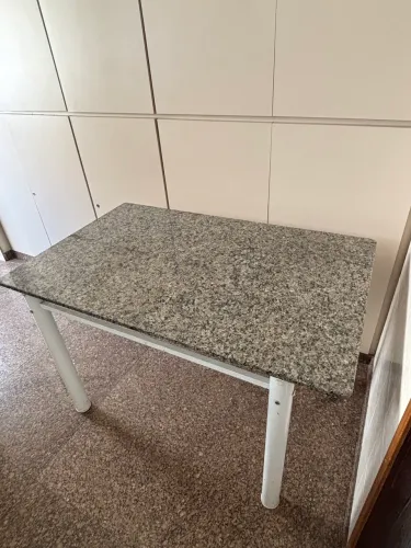 Mesa com Tampo de Granito Cinza - Pés Metálicos Brancos