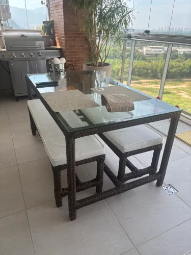 Jogo de mesa e bancos para área externa 
