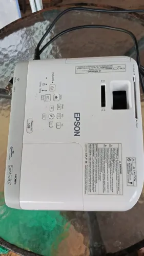 Estou vendendo esse aparelho para assistir filmes