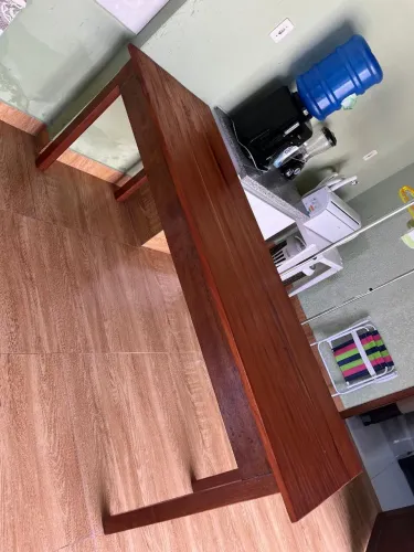 Vendo mesa nova,  menos de 1 mês de uso! Mesa de madeira!!! C: 2m ; L: 63,5cm; A: 81cm.