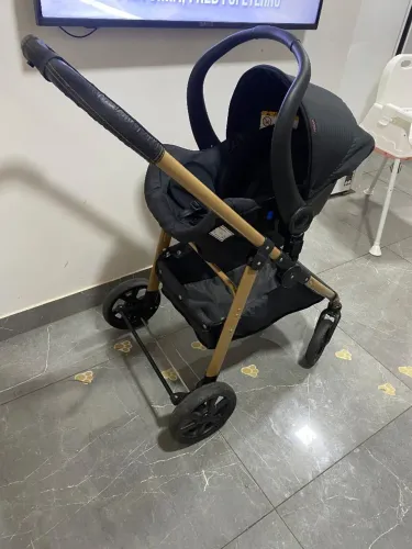 Carrinho de bebê + bebê conforto 