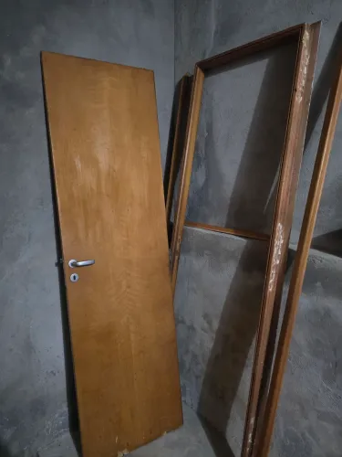 Porta completa, com portal, alisar, fechadura e dobradiças. 