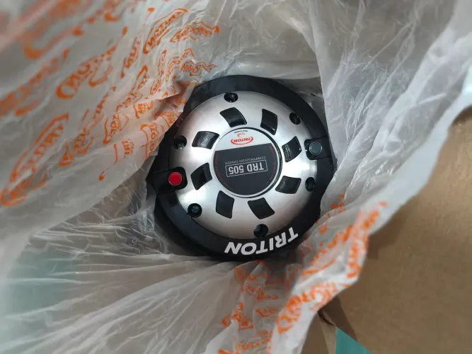 Vende-se Drive Triton 505 zero na caixa e uma boca de corneta de alumínio.