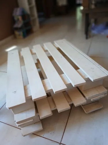 Mesa de paletes acompanha duas cadeiras