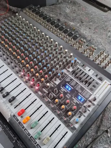 Mesa de som Behringer europower pmp5000 com defeito ler descrição.