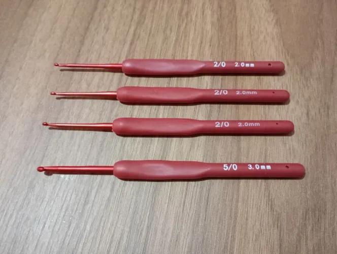 Kit 4 agulhas para crochê cabo emborrachado. São 3 2/0 2.0mm e 1 5/0 3.0mm.