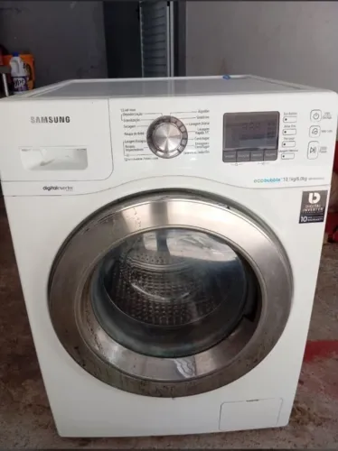 Máquina de lavar e secar roupas