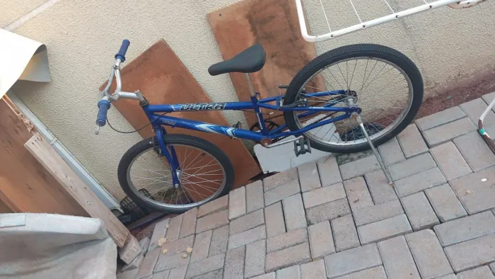 Bicicleta azul, pneu novo e freios revisados