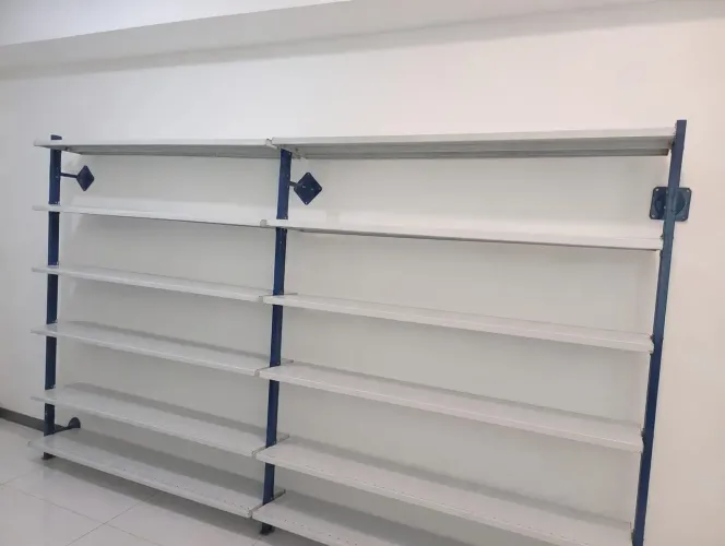 Prateleira de ferro em ótimo estado